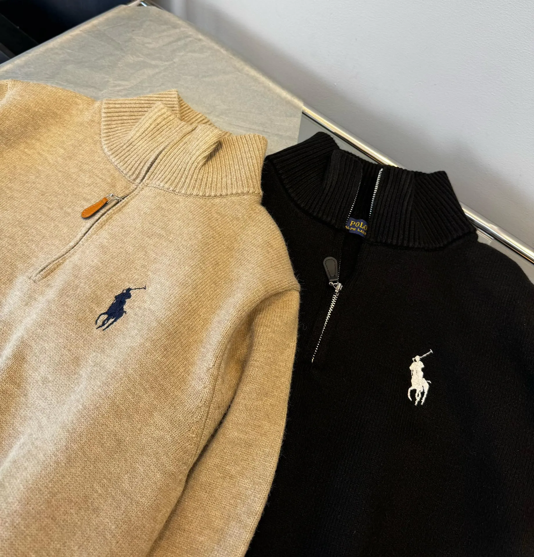 🅿️286 Style number: D169 RALPH LAUREN/Ralph Lauren classic war horse small label embroidered logo Paul polo high collar pullover half-zip knitted sweater, high-density LOGO embroidery on the chest, original customization of tag accessories. Made of pure cotton yarn 🧶 blended with wool, pure cotton is skin-friendly and comfortable, small label war horse embroidered turtleneck sweater 🐎 high quality. Follow the blogger to learn how to wear it! Let’s buy a Ralph Lauren knitted sweater. It’s a super hard-to-find series after it became popular. It’s hard to find one on the official website. It’s simple and practical, with a lazy and loose feel. The thickened fabric has more texture, soft and delicate feel, and a loose fit. Whether worn alone or layered, you can wear different styles of fashion with just one piece!  Color: Black Khaki Size: Picture 9